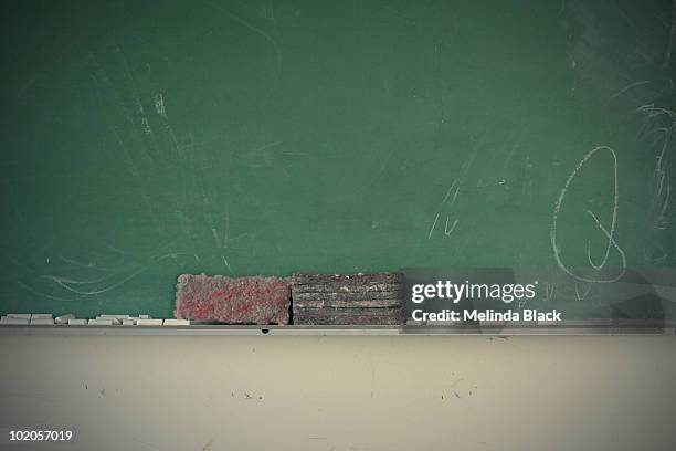 green chalkboard with chalk and erasers - green chalkboard - fotografias e filmes do acervo