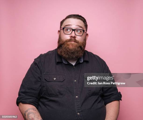 bearded man on pink background. - kräftig gebaut stock-fotos und bilder