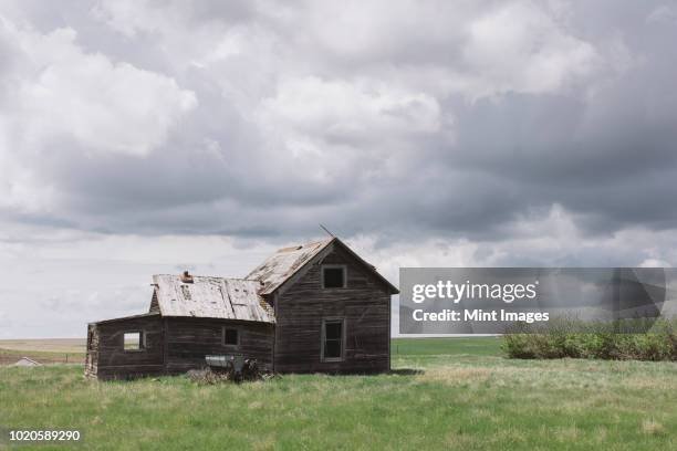 abandoned farmhouse on prairie - abandoned stock pictures, royalty-free photos & images