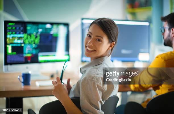 sviluppatori di software che fanno qualche ricerca. - woman coding foto e immagini stock