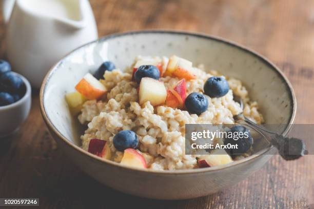 healthy breakfast, oatmeal porridge with berries - oatmeal - fotografias e filmes do acervo