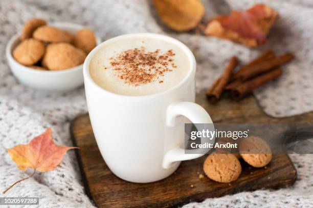 pumpkin spice latte or cappucino and cookies - hot chocolate stockfoto's en -beelden