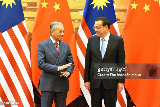 Chinese Premier Li Keqiang and Malaysian Prime Minister Mahathir Mohamad attend a press conference at the Great Hall of the People on August 20, 2018...