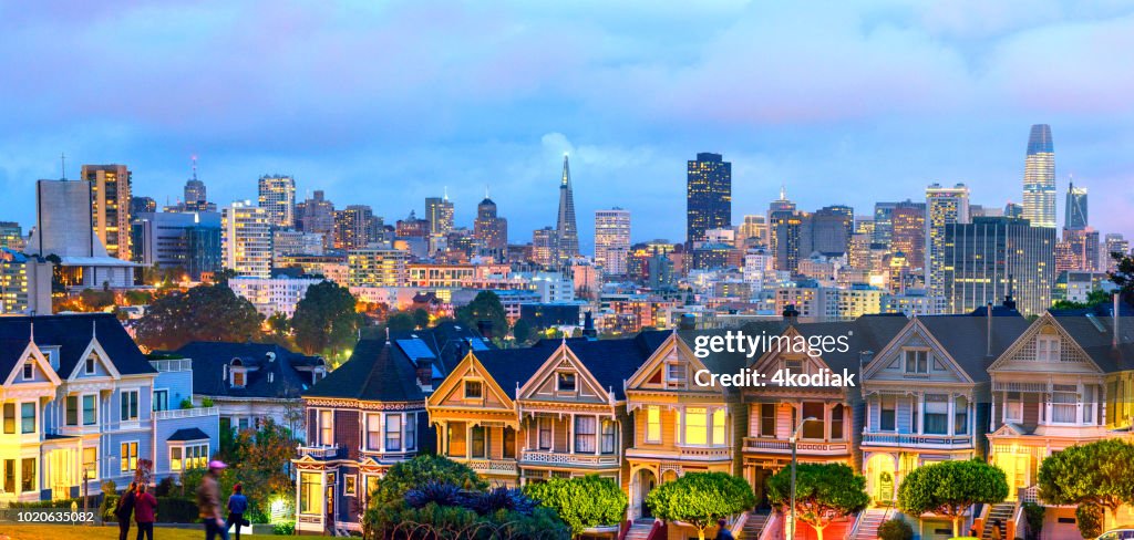 Casas de senhoras pintadas em San Francisco na hora noite Panorama