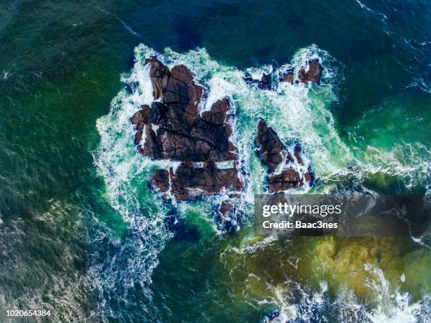 waves hit the rocks, norway - slam stockfoto's en -beelden