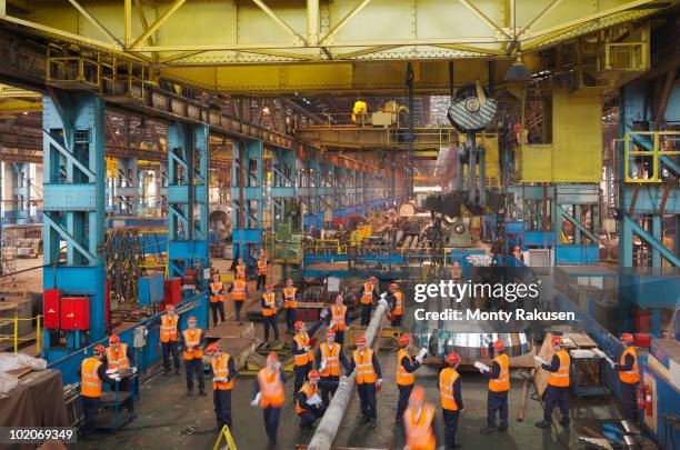 steel engineers working in plant - sheffield fotografías e imágenes de stock