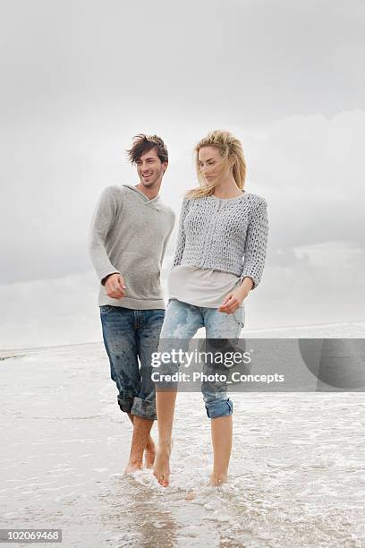 couple on beach in autumn - rolled up pants 個照片及圖片檔