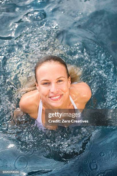 水の女性 - 浮き上がる ストックフォトと画像