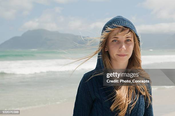 ビーチに立っている若い女性 - young teen girl beach ストックフォトと画像