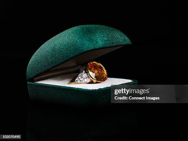 ring in jewelry box - portagioie foto e immagini stock