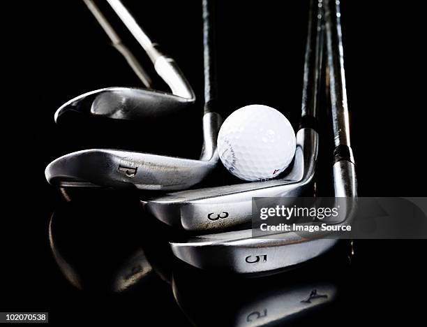 golf clubs and ball - golfclub stockfoto's en -beelden