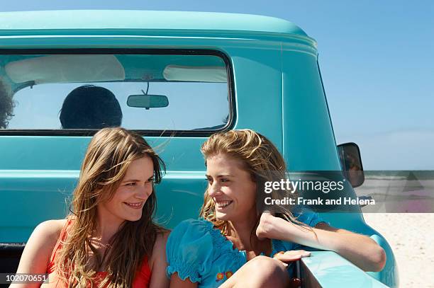 teenage girls on back of pickup truck - pick up truck back stock-fotos und bilder