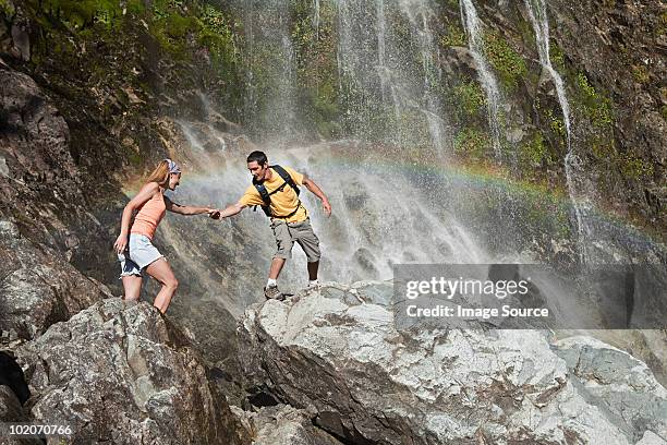 pareja junto a la cascada en rocas - bariloche fotografías e imágenes de stock