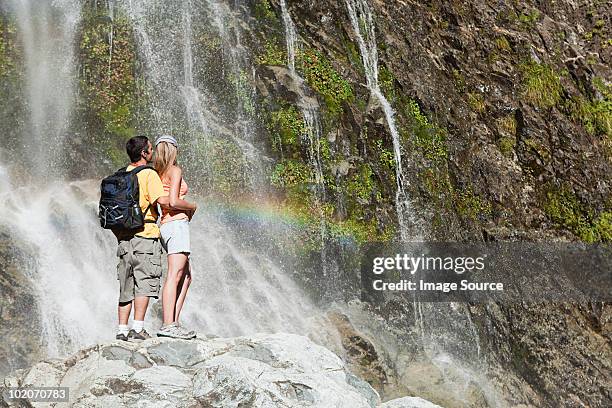 pareja por la pintoresca cascada - bariloche fotografías e imágenes de stock