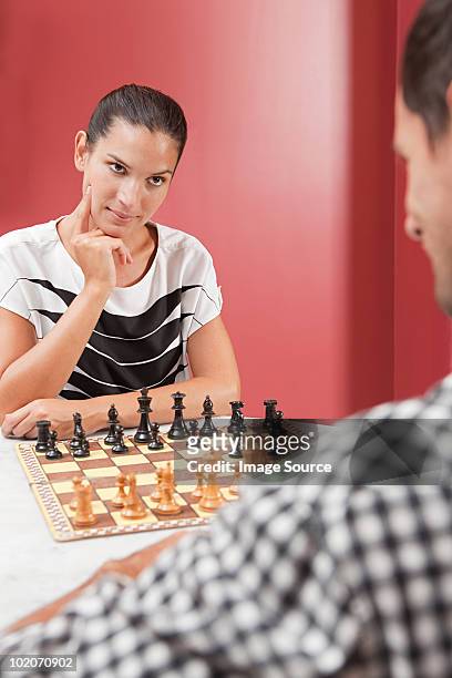 esperto homem jogando xadrez sozinho. esperto homem jogando xadrez