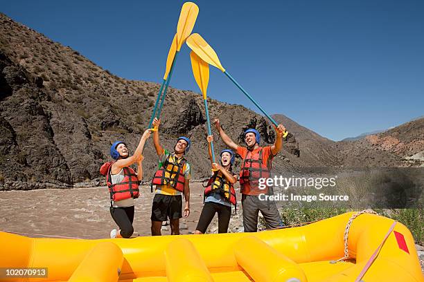 white water rafters segnalazione remi - mendoza foto e immagini stock