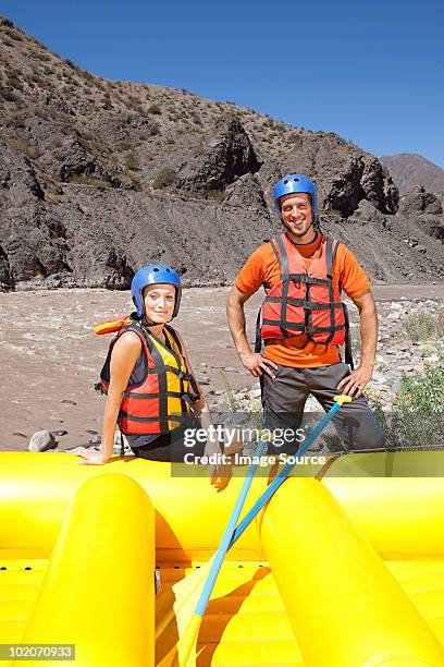 mann und frau bereit für white water rafting - mendoza stock-fotos und bilder