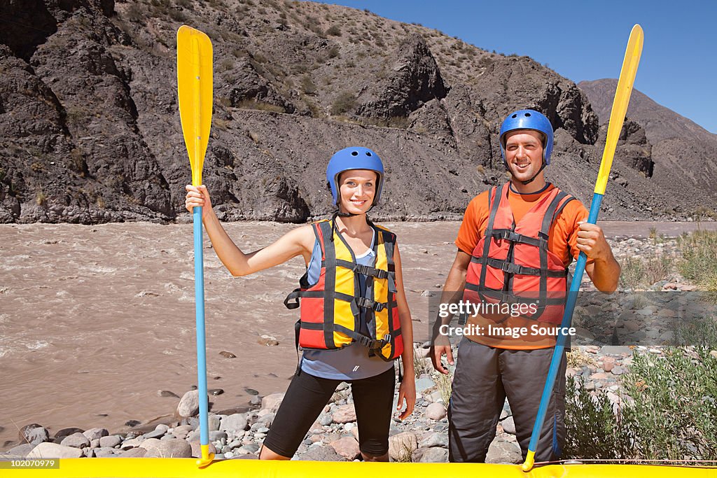 "Homem e mulher pronto para rafting água branca"