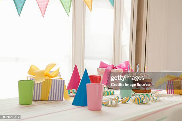 birthday party preparation - slinger decoraties stockfoto's en -beelden