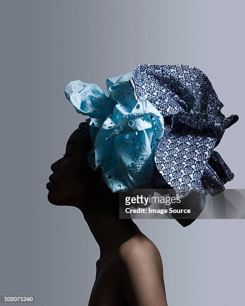 young woman wearing head tie - femme foulard photos et images de collection