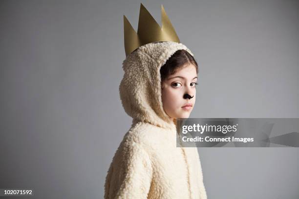 chica joven vestido como las ovejas, usando corona de oro - disfraz fotografías e imágenes de stock