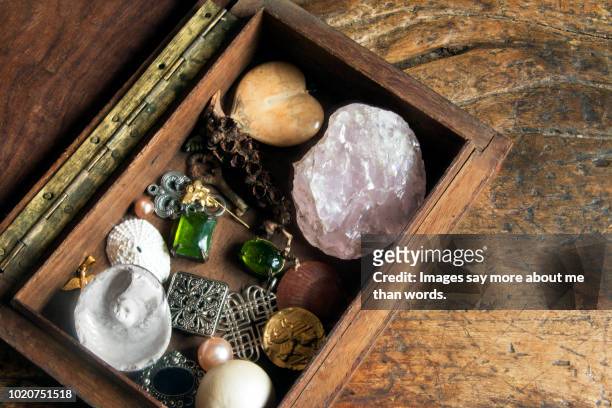 an old box with many diferent objects like a girl‘s treasure box. still life. - rock object stock pictures, royalty-free photos & images