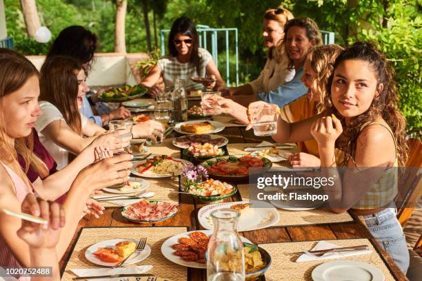 al fresco dining - family dining stockfoto's en -beelden