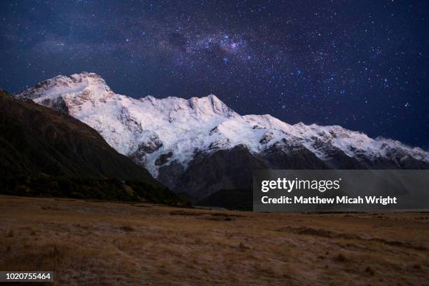 the snowy mountain peaks of the mount cook national park sits under starry skies. - los glaciares national park - fotografias e filmes do acervo