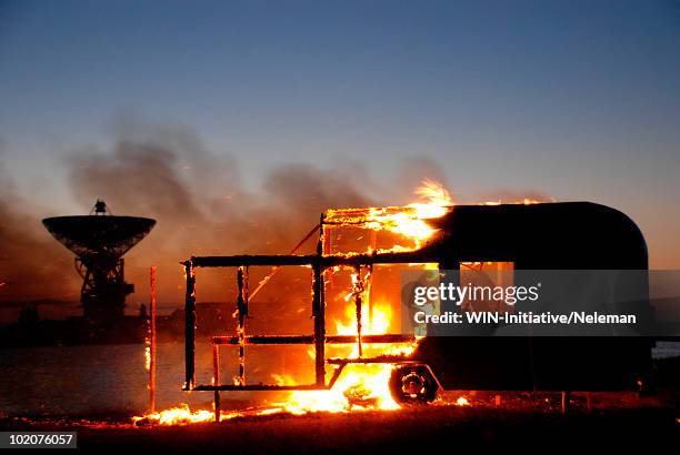 ukraine, burning mobile home - mobile home photos et images de collection