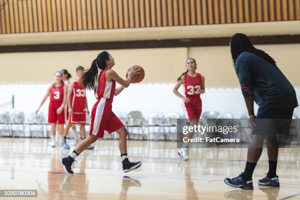 co-ed high school basketball-praxis - talent team coaching stock-fotos und bilder