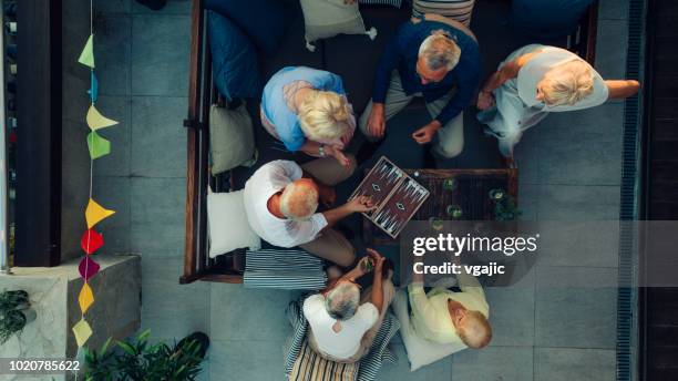 バックギャモンの年長の友人 - backgammon ストックフォトと画像