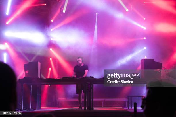 dj playing techno music - edm dj stock pictures, royalty-free photos & images
