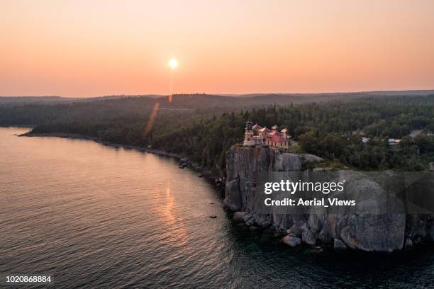 split rock leuchtturm bei sonnenuntergang -l ake superior - lake superior stock-fotos und bilder