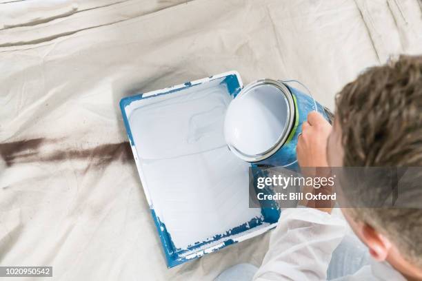 professionele schilder schilderij kamer - blank can stockfoto's en -beelden