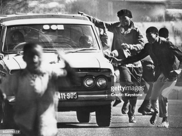 Demonstrators in the streets during the Soweto uprising, South Africa, 21st June 1976.