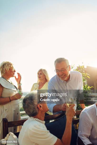 senioren freunde spaß am dach - oma feiert stock-fotos und bilder