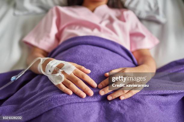 meisje patiënt ontvangen geneeskunde op bed in ward - child hospital bed stockfoto's en -beelden