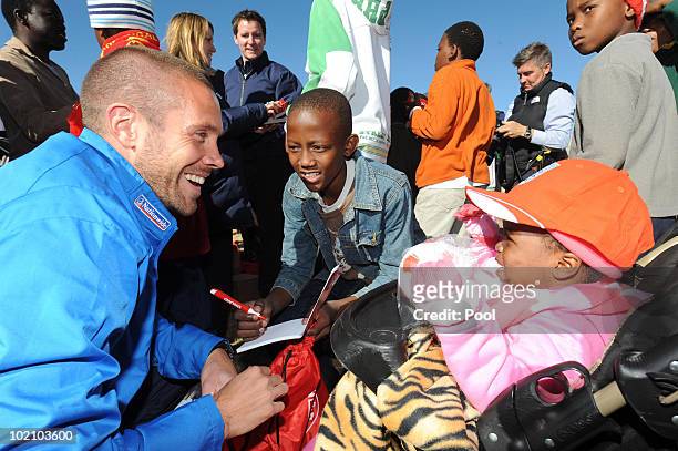 Englands Matthew Upson visits Children from the SOS Children's Village project on June 15, 2010 in Tlhabane Township near Rustenburg, South Africa.