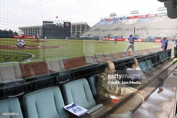 General view of the match between Diablos Rojos v Acereros at the end of the 2010 Liga Mexicana de Beisebol serie at the Foro Sol Stadium on June 13,...