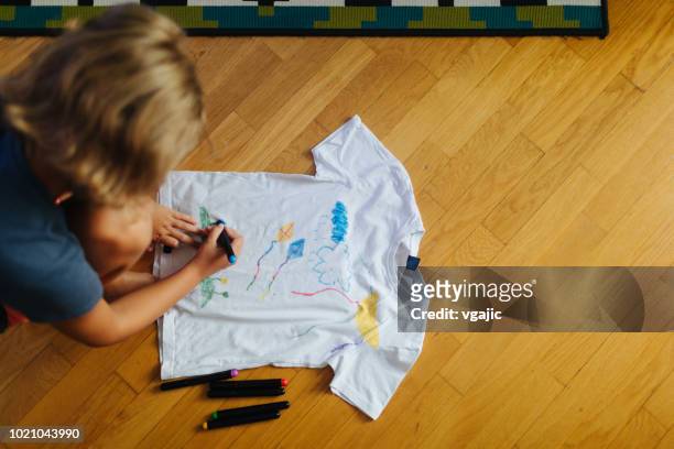 poco chica decorar camiseta - kid with markers fotografías e imágenes de stock