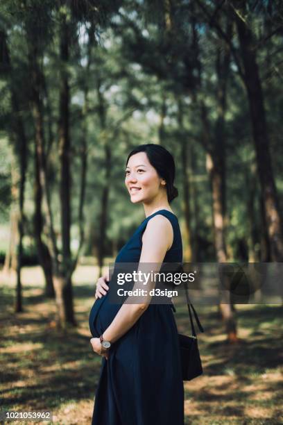 Pregnant Belly Moving Photos and Premium High Res Pictures - Getty Images