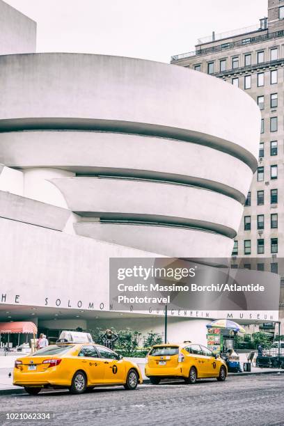 manhattan, upper east side, museum mile, taxis in front of solomon r, guggenheim museum - solomon r guggenheim museum stock pictures, royalty-free photos & images