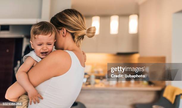 ik ben niet tevreden, mam! - happy toddler stockfoto's en -beelden