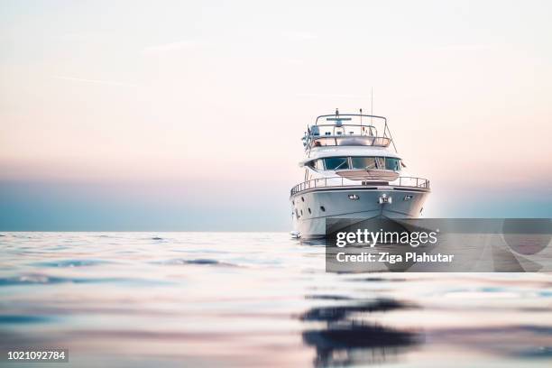 vanaf de voorzijde - luxury boat stockfoto's en -beelden