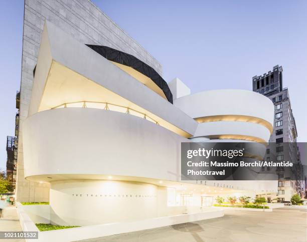 manhattan, upper east side, museum mile, view of the solomon r. guggenheim museum (architect: frank lloyd wright) - solomon r guggenheim museum stock pictures, royalty-free photos & images