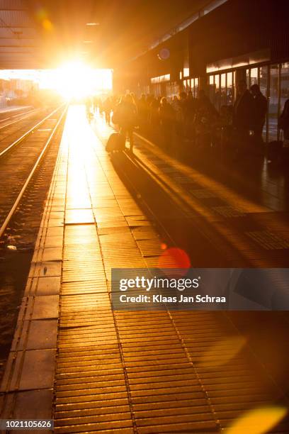 toeristen wachten trein in parijs - wachten imagens e fotografias de stock