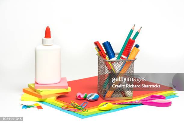 office supplies - fournitures scolaires photos et images de collection