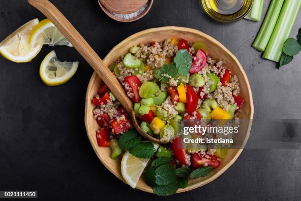 quinoa salad with red and yellow bell peppers tomatoes, celery and grapes - quinoa stockfoto's en -beelden