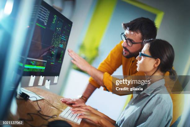 softwareontwikkelaars doen wat onderzoek. - webdesigner stockfoto's en -beelden