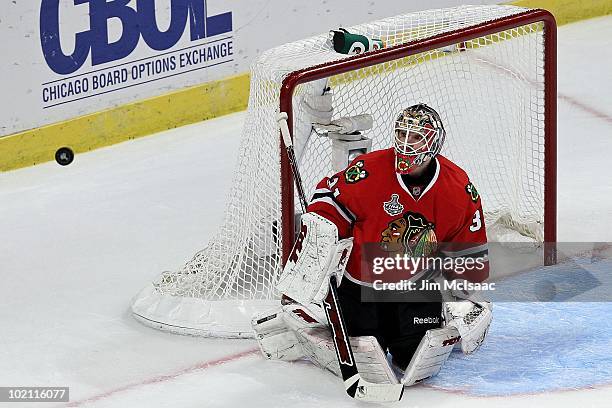 Antti Niemi of the Chicago Blackhawks eyes the puck against the Philadelphia Flyers in Game Five of the 2010 NHL Stanley Cup Final at the United...